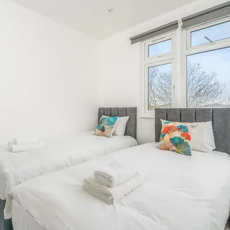 Apartment Selwyn Road London