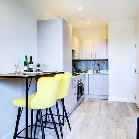 Hybrid Resi - Cheam, Sutton Near Wimbledon With Onsite Car Parking Apartment Cheam
