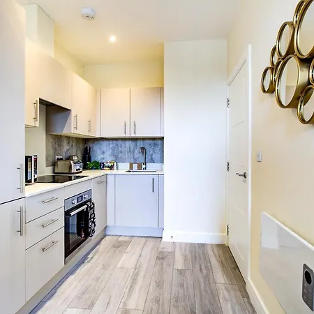 Apartment Hybrid Resi - Cheam, Sutton Near Wimbledon With Onsite Car Parking *