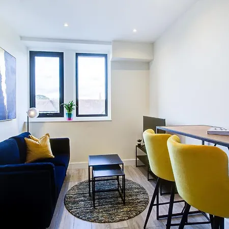 Hybrid Resi - Cheam, Sutton Near Wimbledon With Onsite Car Parking Apartment *