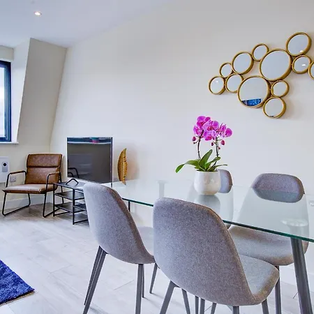 Apartment Hybrid Resi - Cheam, Sutton Near Wimbledon With Onsite Car Parking Cheam