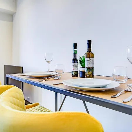 Hybrid Resi - Cheam, Sutton Near Wimbledon With Onsite Car Parking Apartment *