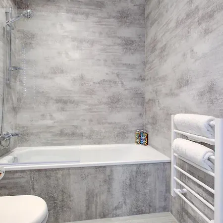 Apartment Hybrid Resi - Cheam, Sutton Near Wimbledon With Onsite Car Parking Cheam
