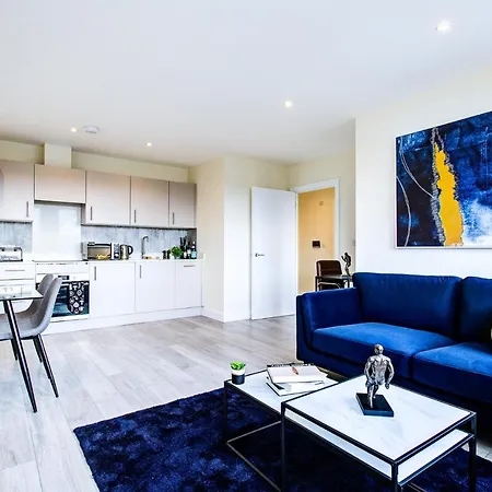 Hybrid Resi - Cheam, Sutton Near Wimbledon With Onsite Car Parking Cheam