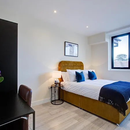 Hybrid Resi - Cheam, Sutton Near Wimbledon With Onsite Car Parking Apartment *