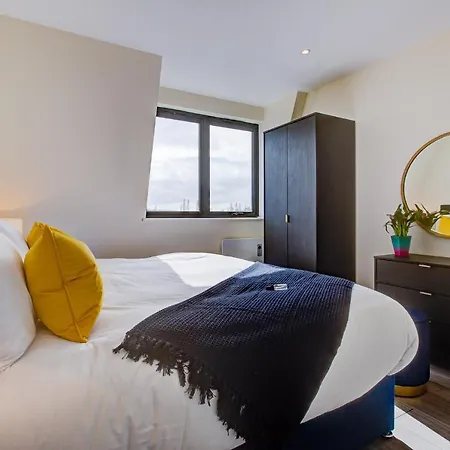 Hybrid Resi - Cheam, Sutton Near Wimbledon With Onsite Car Parking Cheam