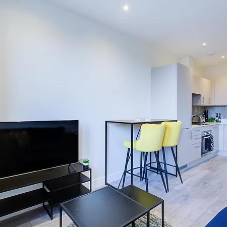 Hybrid Resi - Cheam, Sutton Near Wimbledon With Onsite Car Parking