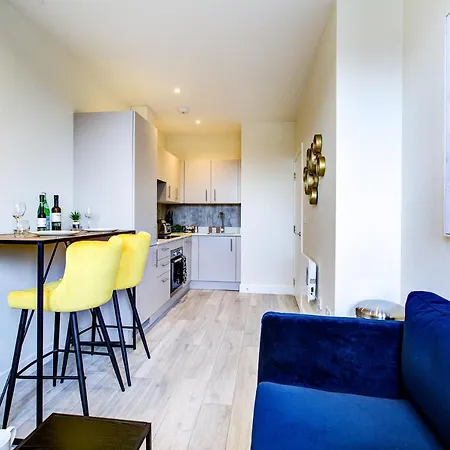 Hybrid Resi - Cheam, Sutton Near Wimbledon With Onsite Car Parking Apartment Cheam