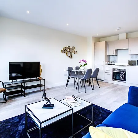 Hybrid Resi - Cheam, Sutton Near Wimbledon With Onsite Car Parking Cheam