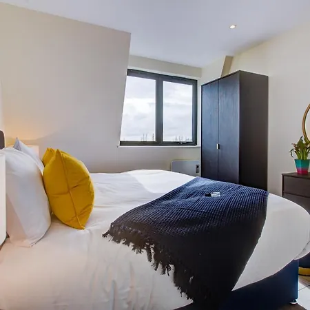 Hybrid Resi - Cheam, Sutton Near Wimbledon With Onsite Car Parking * Cheam