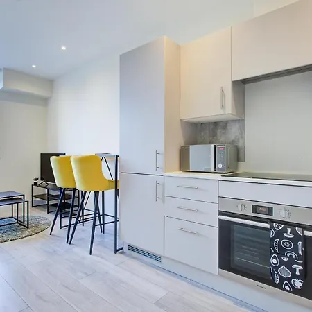 Hybrid Resi - Cheam, Sutton Near Wimbledon With Onsite Car Parking Apartment