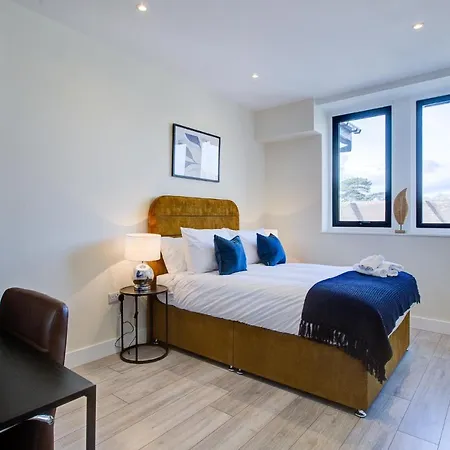 Hybrid Resi - Cheam, Sutton Near Wimbledon With Onsite Car Parking Cheam