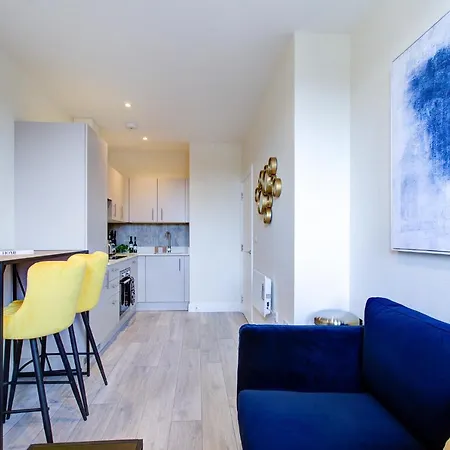 Hybrid Resi - Cheam, Sutton Near Wimbledon With Onsite Car Parking Apartment *