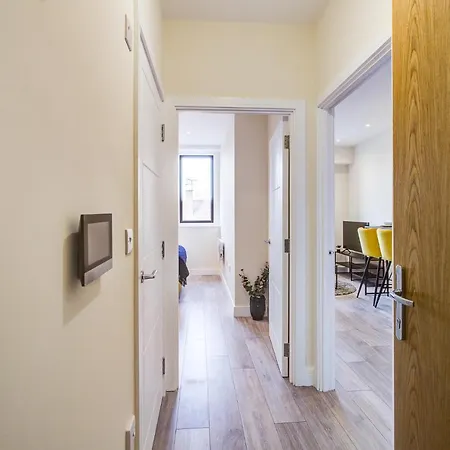 Hybrid Resi - Cheam, Sutton Near Wimbledon With Onsite Car Parking Apartment
