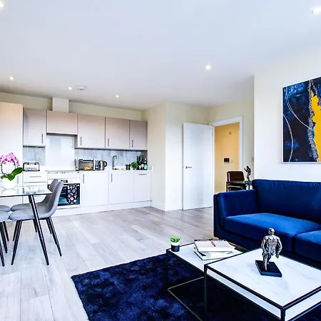 Hybrid Resi - Cheam, Sutton Near Wimbledon With Onsite Car Parking Apartment *