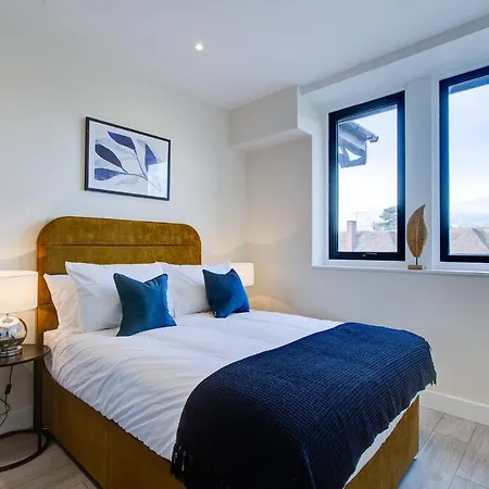 Hybrid Resi - Cheam, Sutton Near Wimbledon With Onsite Car Parking * Cheam