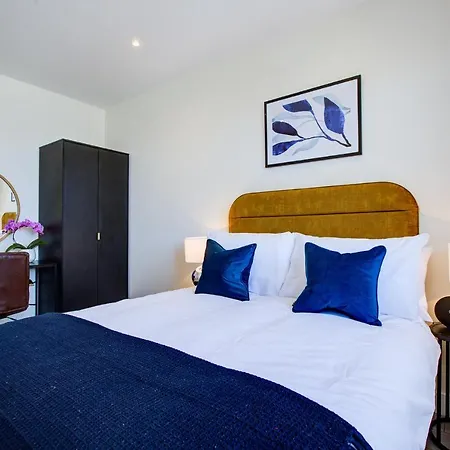 Apartment Hybrid Resi - Cheam, Sutton Near Wimbledon With Onsite Car Parking