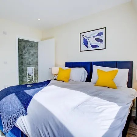 Hybrid Resi - Cheam, Sutton Near Wimbledon With Onsite Car Parking *