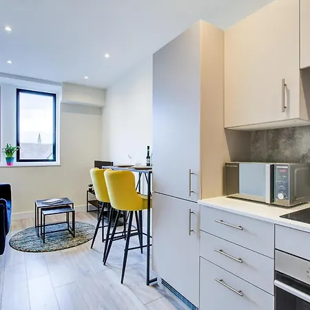 Hybrid Resi - Cheam, Sutton Near Wimbledon With Onsite Car Parking Apartment Cheam