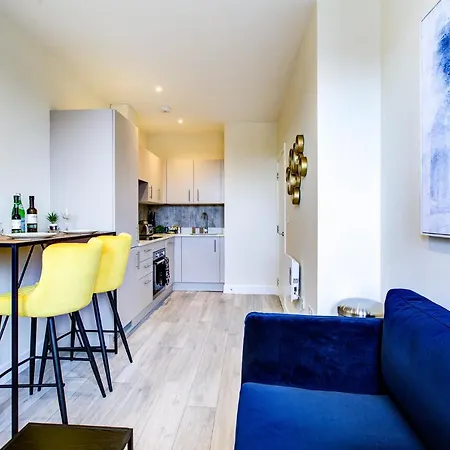 Hybrid Resi - Cheam, Sutton Near Wimbledon With Onsite Car Parking Apartment *