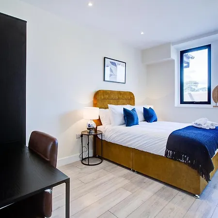 Apartment Hybrid Resi - Cheam, Sutton Near Wimbledon With Onsite Car Parking Cheam