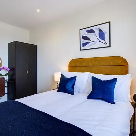 Hybrid Resi - Cheam, Sutton Near Wimbledon With Onsite Car Parking Cheam
