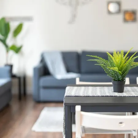 Cosy 30 Seconds To Aldgate East Station *