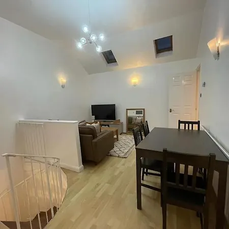 Beautiful 2 Bedroom Flat In London! Near Excel O2 Arena And Central! With Garden *