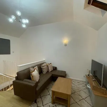 Beautiful 2 Bedroom Flat In London! Near Excel O2 Arena And Central! With Garden Londýn