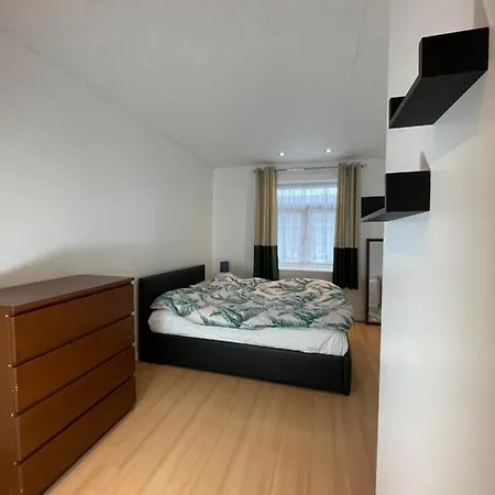 Beautiful 2 Bedroom Flat In London! Near Excel O2 Arena And Central! With Garden * Londýn