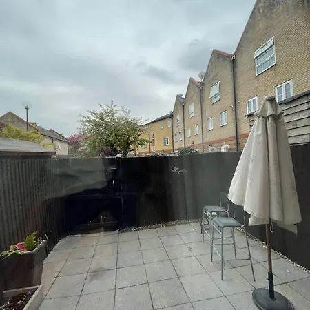 Beautiful 2 Bedroom Flat In London! Near Excel O2 Arena And Central! With Garden *