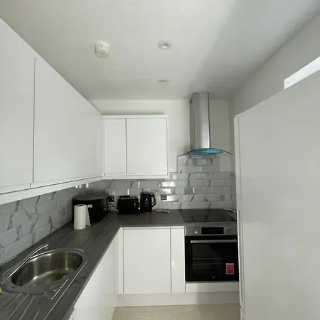 Beautiful 2 Bedroom Flat In London! Near Excel O2 Arena And Central! With Garden