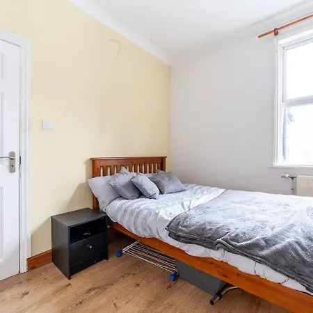 2 Bedroom Duplex * London