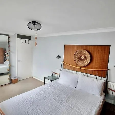 Apartment, Kings Cross 6 Mins Walk * Londra