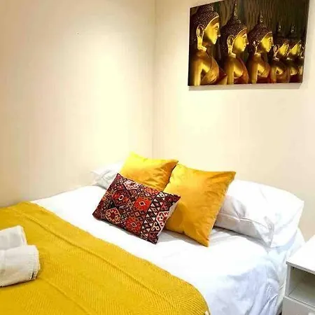 Cosy One Bedroom Flat In Apartment *