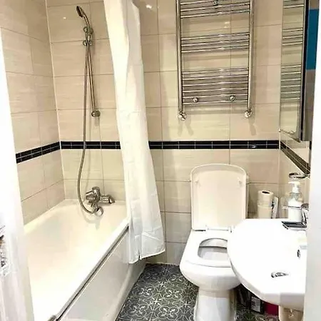 Cosy One Bedroom Flat In Apartment London