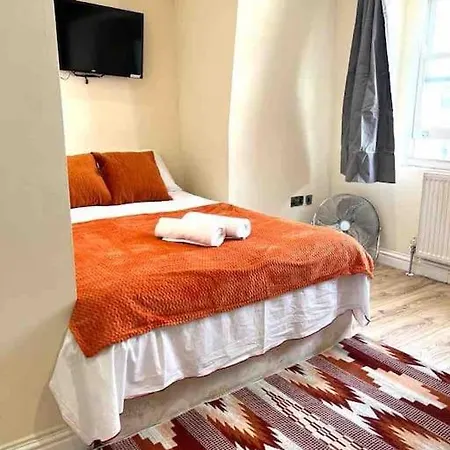 Cosy One Bedroom Flat In Apartment *