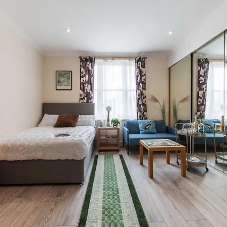 Apartment Art Deco Oasis: Hyde Park Adjacent *