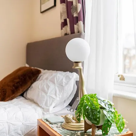 Art Deco Oasis: Hyde Park Adjacent Apartment London