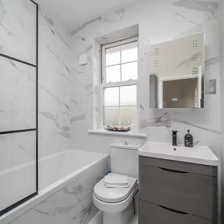 Elegant 3 Bedroom Retreat Minutes From Canary Wharf Holiday home