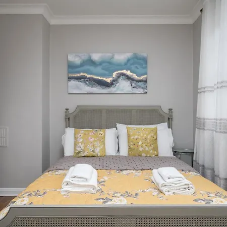 Elegant 3 Bedroom Retreat Minutes From Canary Wharf Holiday home London