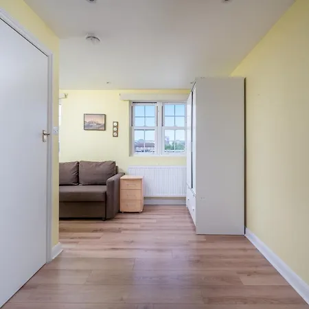 Holiday home Elegant 3 Bedroom Retreat Minutes From Canary Wharf