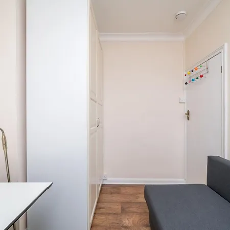 Elegant 3 Bedroom Retreat Minutes From Canary Wharf London