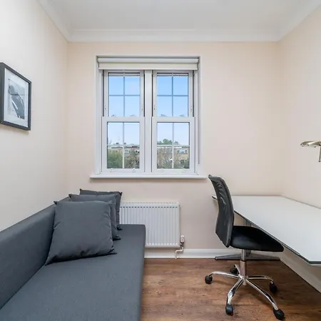 Elegant 3 Bedroom Retreat Minutes From Canary Wharf London