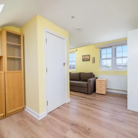 Elegant 3 Bedroom Retreat Minutes From Canary Wharf London
