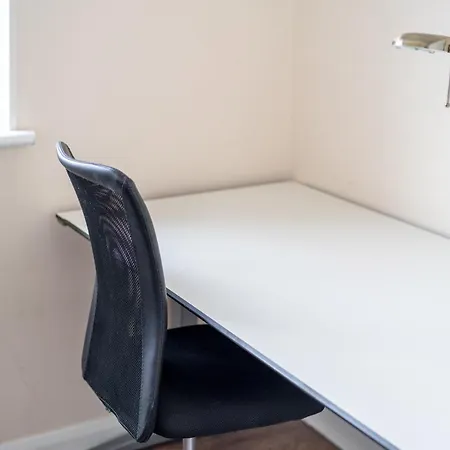 Elegant 3 Bedroom Retreat Minutes From Canary Wharf Holiday home *