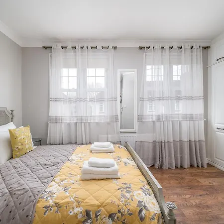 Elegant 3 Bedroom Retreat Minutes From Canary Wharf *