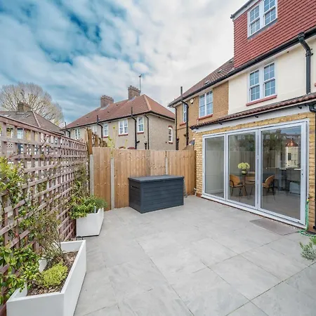 Holiday home Elegant 3 Bedroom Retreat Minutes From Canary Wharf *