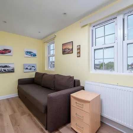 Holiday home Elegant 3 Bedroom Retreat Minutes From Canary Wharf *