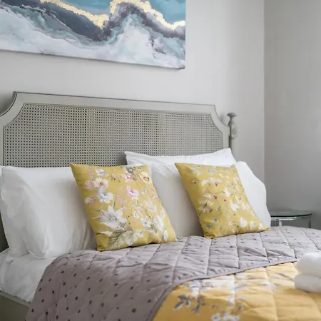 Elegant 3 Bedroom Retreat Minutes From Canary Wharf Holiday home